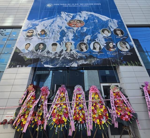 이번 '히말라야 원정대' 파행 사태는 그 구조적 문제를 적나라하게 보여줬다. 편성의향서만 믿고 프로젝트를 진행했다가 방송사가 일방적으로 철회하면 외주사는 현실적으로 법적 대응에 나설 방법이 거의 없다. /비전Q프로덕션