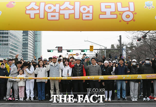 오세훈 서울시장이 14일 오전 서울 영등포구 여의도공원 일대에서 열린 '쉬엄쉬엄 모닝'에 참가해 발언하고 있다. /박상민 기자