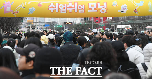 '쉬엄쉬엄 모닝'이 14일 오전 서울 영등포구 여의도공원 일대에서 처음 개최된 가운데 참가자들이 사진을 찍고 있다. /박상민 기자