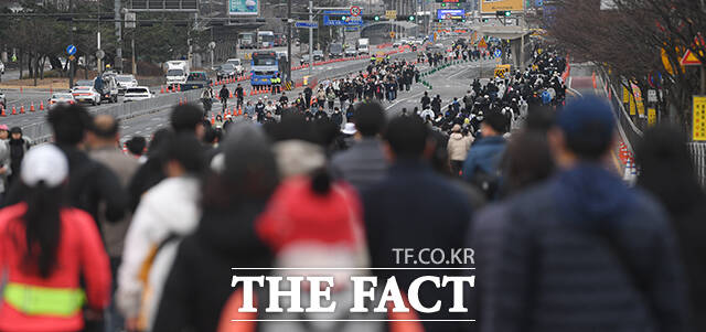 '쉬엄쉬엄 모닝'이 14일 오전 서울 영등포구 여의도공원 일대에서 처음 개최된 가운데 참가자들이 사진을 찍고 있다. /박상민 기자