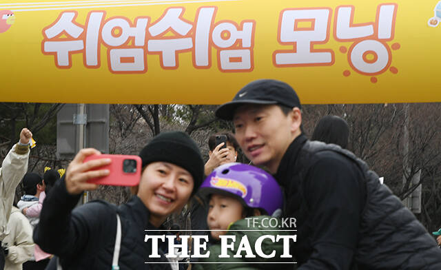 '쉬엄쉬엄 모닝'이 14일 오전 서울 영등포구 여의도공원 일대에서 처음 개최된 가운데 참가자들이 사진을 찍고 있다. /박상민 기자