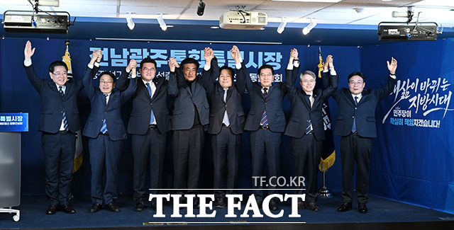 소병훈 중앙당 선거관리위원장(왼쪽 네 번째)와 함께 기념촬영하는 전남·광주통합특별시장 예비후보들.