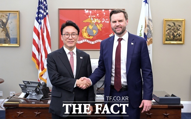 김민석 국무총리(왼쪽)는 지난 12일(현지시간) 백악관에서 JD 밴스 부통령(오른쪽)과 제이미슨 그리어 미무역대표부(USTR) 대표를 함께 만났다고 밝혔다. /뉴시스, 주미한국대사관