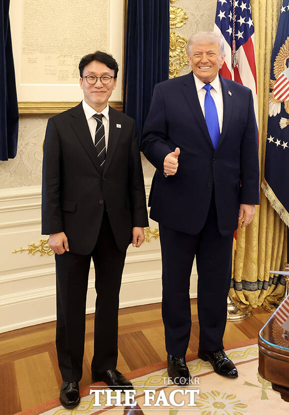 김민석 국무총리(왼쪽)가 13일(현지시간) 워싱턴DC 백악관에서 도널드 트럼프 미국 대통령과 만나 기념촬영을 하고 있다. /국무총리
