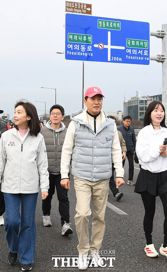 오세훈 서울시장이 14일 오전 서울 영등포구 여의도공원 일대에서 열린 '쉬엄쉬엄 모닝'에 참가해 발언하고 있다. /박상민 기자