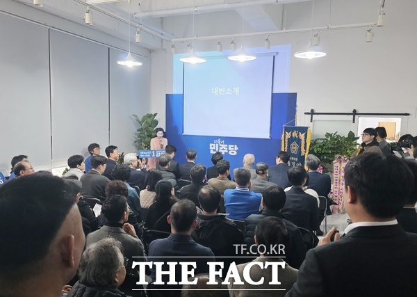 김연풍 예비후보가 15일 유성구 반석동 선거사무소에서 열린 개소식 모습. /선치영 기자