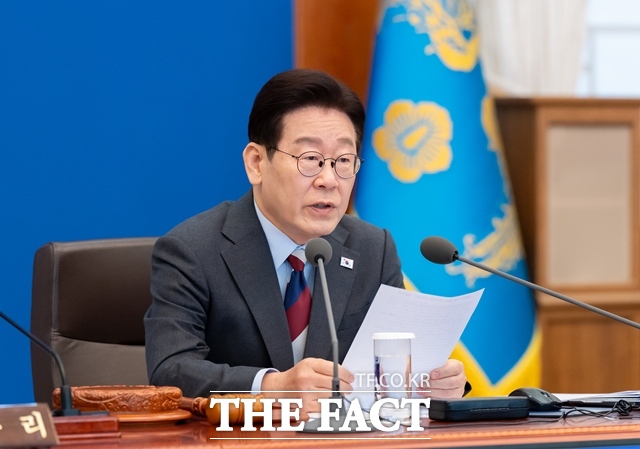 이재명 대통령은 15일 오전 영부인 김혜경 여사와 함께 경상남도 창원시 국립 3·15 민주묘지에서 열린 제66주년 3·15 의거 기념식에 참석한다. 이 대통령이 5일 청와대에서 주재한 제8회 임시 국무회의에서 발언하고 있다. /청와대