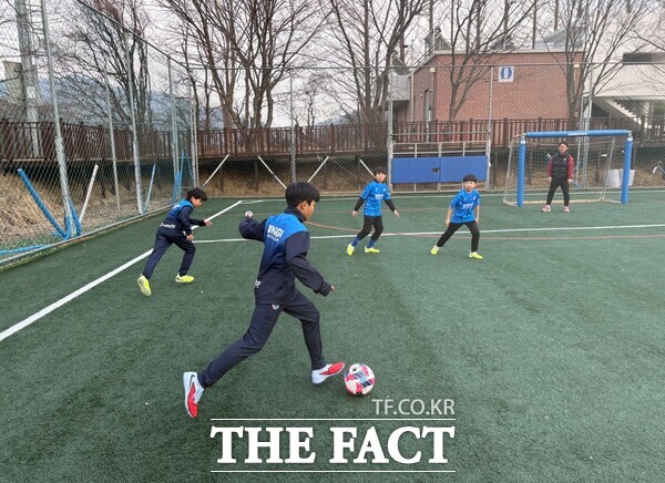 중구유소년FC에서 활동 중인 호혜성 군이 축구 연습하고 있는 모습. /대전 중구