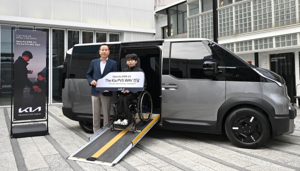 기아 언플러그드 그라운드에서 진행된 PV5 WAV 전달식에서 기아 국내사업본부장 정원정 부사장(왼쪽), 권재혁 선수(오른쪽)가 기념 촬영을 하고 있다. /기아