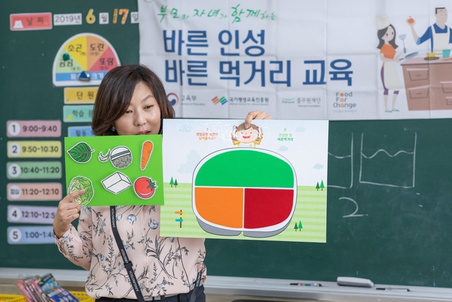 풀무원재단의 '어린이 바른먹거리 교육'에서 강사가 학생들에게 바른먹거리 교육을 진행하고 있다. /풀무원