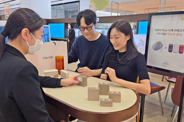 갤러리아명품관 아크레도 매장에서 예비부부 고객이 예물 반지를 고르고 있다. /한화갤러리아