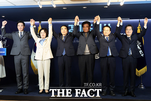 소병훈 중앙당 선거관리위원장(왼쪽 네 번째)과 함께 기념촬영하는 예비후보들.