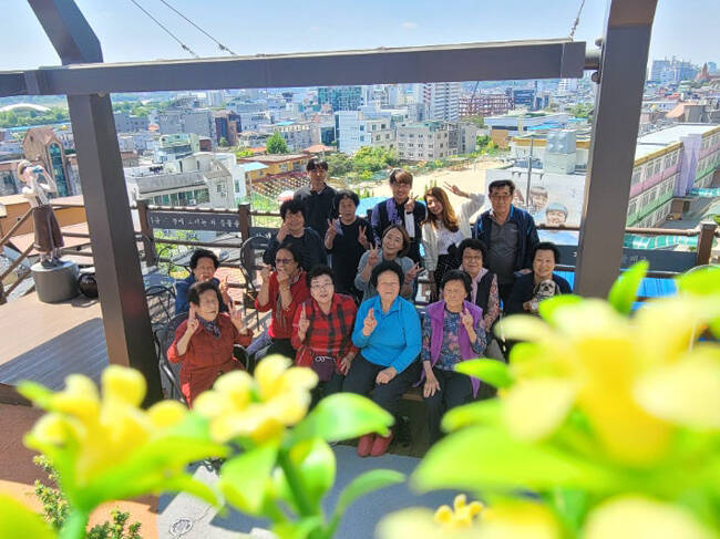 안동시 대표 마을기업인 다누림 협동조합 조합원들이 지역 주민들과 함께하는 모습 /안동시