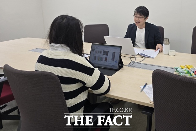 구미시 진학진로 지원센터에서 수도권 입시 전문업체와 연계한 1대 1 맞춤형 컨설팅을 위한 상담을 하고 있다. /구미시