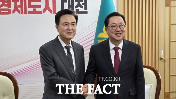 국민의힘 공천관리위원회가 15일 김태흠 충남도지사(왼쪽)와 이장우 대전시장을 각각 6·3 지방선거 충남지사·대전시장 후보자로 단수공천했다. /정예준 기자