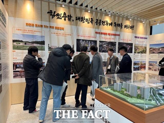 2026 대한민국 목조건축박람회 충남관을 찾은 방문객들이 공공건축 목재 활용 전시를 살펴보고 있다. /충남도