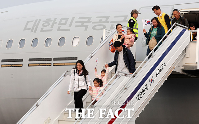 15일 오후 경기 성남 서울공항에서 중동 상황 악화로 공군 다목적 수송기 KC-330 시그너스를 타고 귀국한 현지 체류 교민들이 발걸음을 옮기고 있다. /사진공동취재단