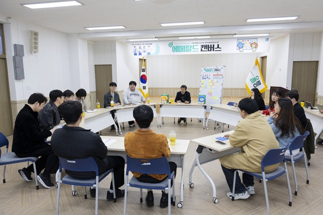 울릉군이 11일 7급 이하 실무 공무원을 대상으로 제1회 에메랄드 캔버스를 열고 군정 현안과 지역 발전 방향에 대한 다양한 의견을 공유하고 있다. /울릉군