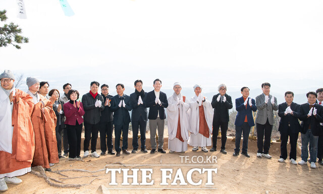 경북 구미시 해평면 대한불교조계종 도리사에서 12일 법등스님(회주), 묘원스님(주지), 황명석 경북도 행정부지사, 김장호 구미시장, 박교상 구미시의회 의장과 도·시의원, 기관단체장, 신도 등 150여 명이 참석한 가운데 선 센터 건립의 첫 삽을 뜨는 착공식을 열었다. /구미시