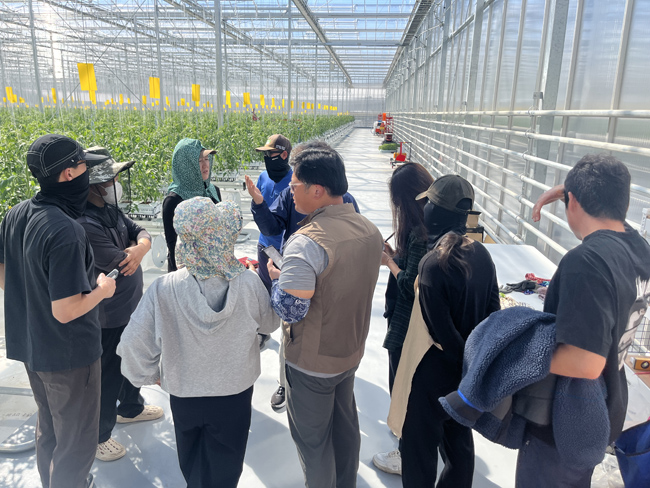 이달 말 준공식을 앞둔 임대형 스마트팜단지를 견학온 귀농 귀촌인들이 관심을 보이고 있다. /봉화군