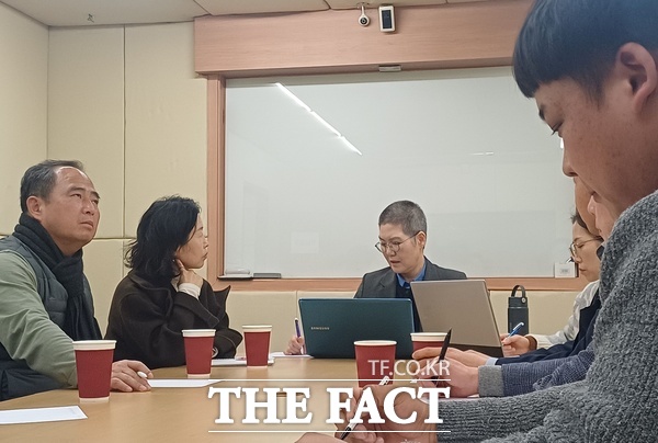 대전시 서구청장 출마를 선언한 더불어민주당 신혜영 대전 서구의회 의원이 14일 토요일 밤 밤새워 주민들과 함께 지역 생활정책을 발굴하기 위한 이색 정책토론회인 주민 생활공약 해커톤 나이트를 열고 있다. /신혜영 의원