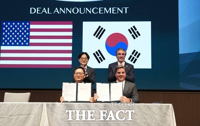 15일 일본 도쿄에서 진행된 한화에어로스페이스와 미국 LNG 생산 기업 벤처 글로벌과의 LNG 장기 구매 계약식에 참석한 김정관 산업통상부 장관(왼쪽 위부터 시계방향으로), 더그 버검 미국 내무부 장관, 마이클 세이블 벤처 글로벌 대표, 손재일 한화에어로스페이스 대표가 기념사진을 찍고 있다. /한화에어로스페이스