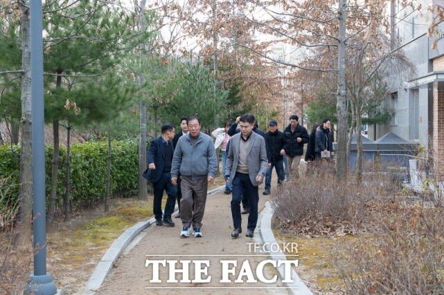 최민호 시장이 14일 보람동에서 시장과 함께하는 1박2일을 시민과 함께 펼치고 있다. /세종시