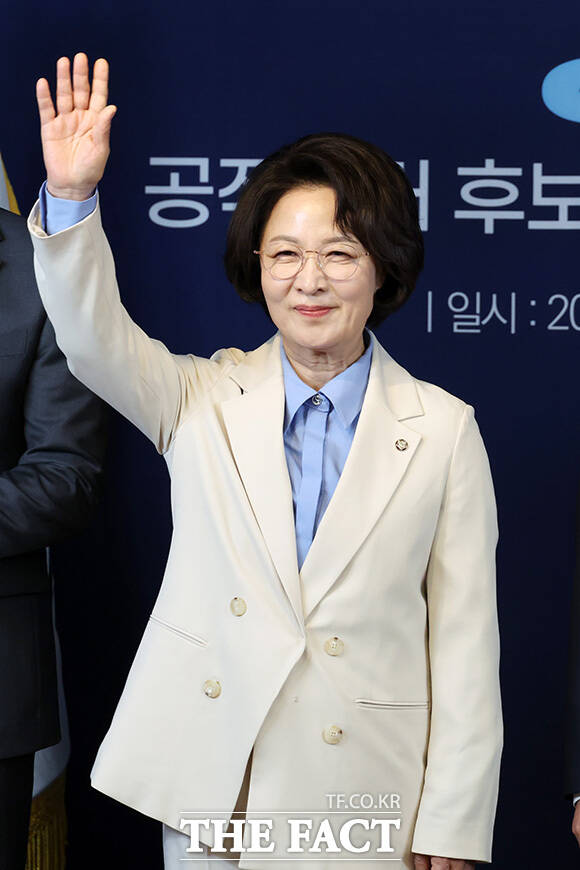 더불어민주당 경기도지사 예비경선 합동연설회가 15일 오후 서울 영등포구 더불어민주당 당사에서 열려 추미애 의원이 기념사진을 찍고 있다. /남용희 기자