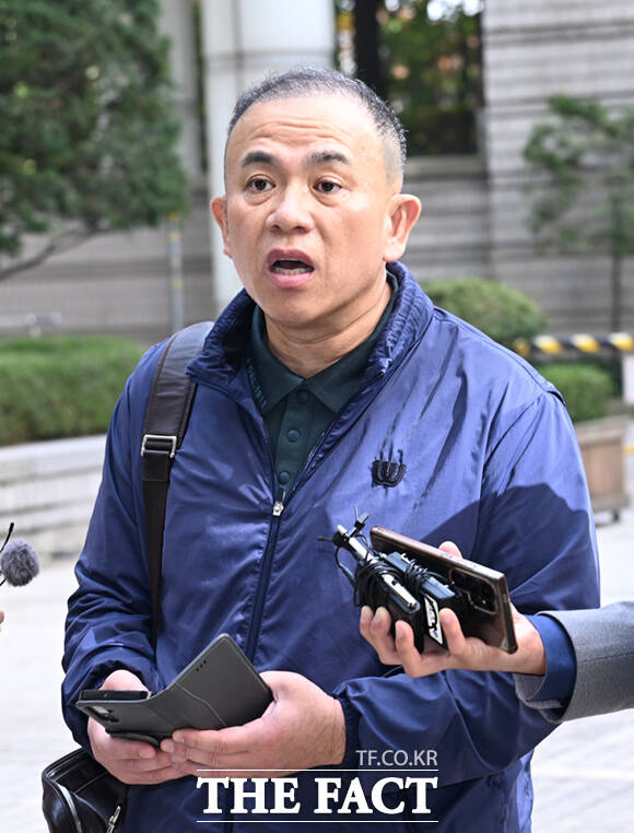 '명태균 게이트' 의혹의 핵심 인물인 명태균 씨가 지난해 11월 서울 서초구 서울중앙지방법원에서 열린 김건희 여사의 자본시장법 위반 등 혐의 1심 속행 공판에 증인으로 출석하며 입장을 밝히고 있다./이새롬 기자