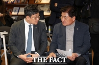  경기도지사 예비경선 합동토론회 찾은 김남근-소병훈 [포토]