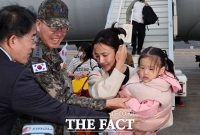  무사히 한국 땅 밟은 교민, 감격의 순간 [포토]