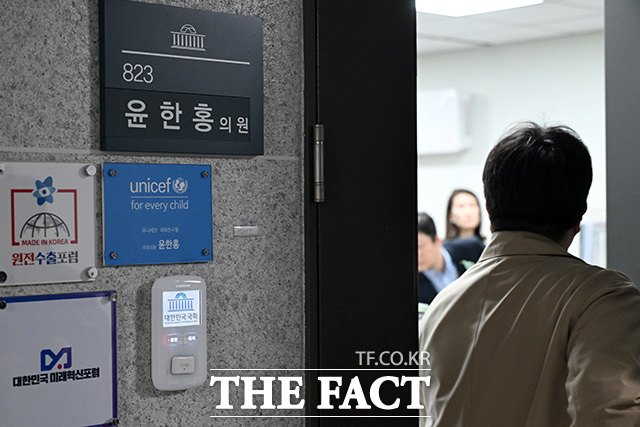 윤 의원 사무실로 들어서는 의원실 관계자.