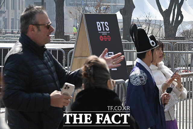 그룹 방탄소년단(BTS)의 광화문 콘서트를 닷새 앞둔 16일 오전 서울 종로구 광화문 월대 앞으로 무대가 설치되고 있다. /김성렬 기자