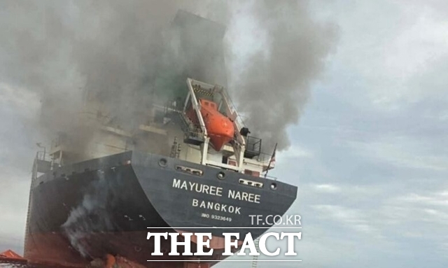 국제에너지기구(IEA)가 15일(현지시간) 아시아와 오세아니아 지역에서 비축유를 즉각 공급한다고 밝혔다. 사진은 호르무즈 해협을 항해하던 태국 화물선 마유레 나레호가 공격받은 모습. /뉴시스