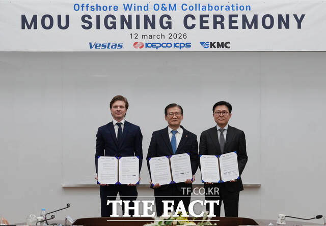한전KPS가 12일 본사 대회의실에서 풍력터빈 시장 기술을 선도하는 기업인 베스타스, KMC해운과 해상풍력 유지보수(O&M) 사업 협력을 위한 업무협약(MOU)을 체결하고 있다. /한전KPS