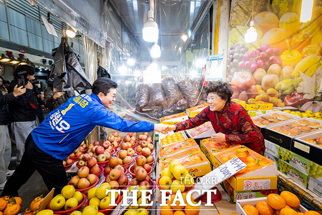 정원오 예비후보가 시민들에게 인사를 하고 있다.