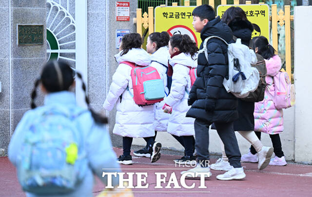 서울 자치구들이 어린이보호구역 옐로카펫 설치, 불법주정차 특별단속, 안전 캠페인 개최 등 안전한 통학로 조성에 나섰다. /이새롬 기자