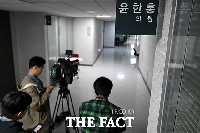 윤 의원 사무실로 들어서는 의원실 관계자.