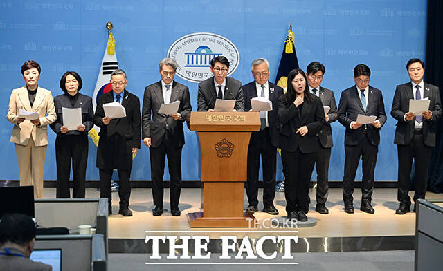 윤석열 정권 정치검찰 조작기소 진상규명을 위한 국정조사 추진관련 기자회견 열고 발언하는 이재강 더민초 대표(가운데).