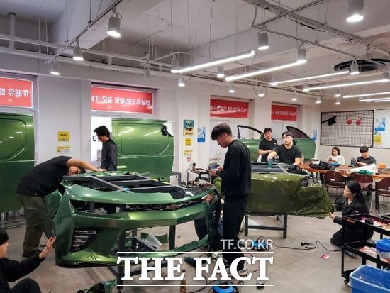 경기도일자리재단의 자동차 튜닝 특화랩 메이커스페이스(자동차 튜닝 전문 창작공간) 유래카에서 교육생들이 기술 교육을 받고 있다. /경기도