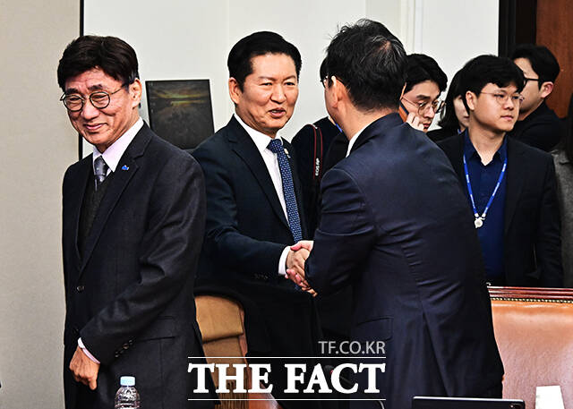 정청래 더불어민주당 대표(왼쪽 두번째)가 16일 오전 서울 여의도 국회에서 열린 시·도당위원장협의회 회의에 참석해 모두발언을 하고 있다. /국회=배정한 기자