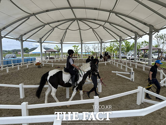 공공승마장을 이용 중인 시민. /익산시