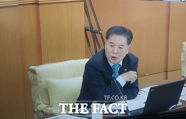 남진근 민주당 대전시 동구청장 예비후보가 16일 보도자료를 통해 대전시의 서남부 스포츠타운 추진을 강하게 비판하고 나섰다. 사진은 대전시의원 당시 질의 모습 /남진근 예비후보