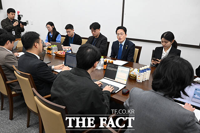 취재진 만난 박주민 보건복지위원장.