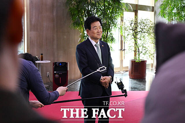 정동영 통일부 장관이 16일 오전 서울 종로구 정부서울청사로 출근하며 도널드 트럼프 대통령의 북미 대화와 관련한 입장을 밝히고 있다. /김성렬 기자