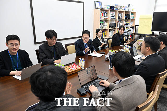 취재진 만난 박주민 보건복지위원장.