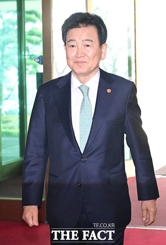 정동영 통일부 장관이 16일 오전 서울 종로구 정부서울청사로 출근하며 북미 대화와 관련한 입장을 밝히고 있다. /임영무 기자