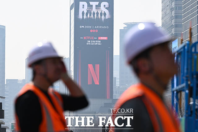 그룹 방탄소년단(BTS)의 광화문 콘서트를 닷새 앞둔 16일 오전 서울 종로구 광화문 월대 앞으로 무대가 설치되고 있다. /김성렬 기자