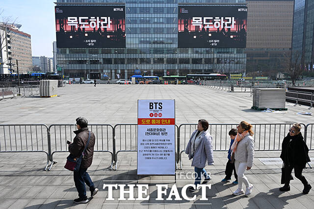 그룹 방탄소년단(BTS)의 광화문 콘서트를 닷새 앞둔 16일 오전 서울 종로구 광화문 월대 앞으로 무대가 설치되고 있다. /김성렬 기자