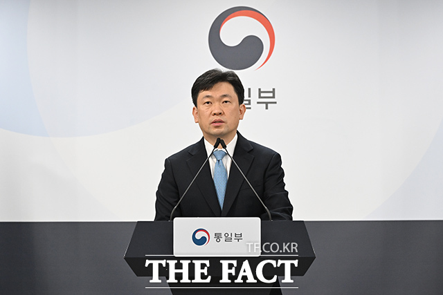 윤민호 통일부 대변인이 16일 오전 서울 종로구 정부서울청사에서 현안 관련 정례브리핑을 하고 있다. /김성렬 기자